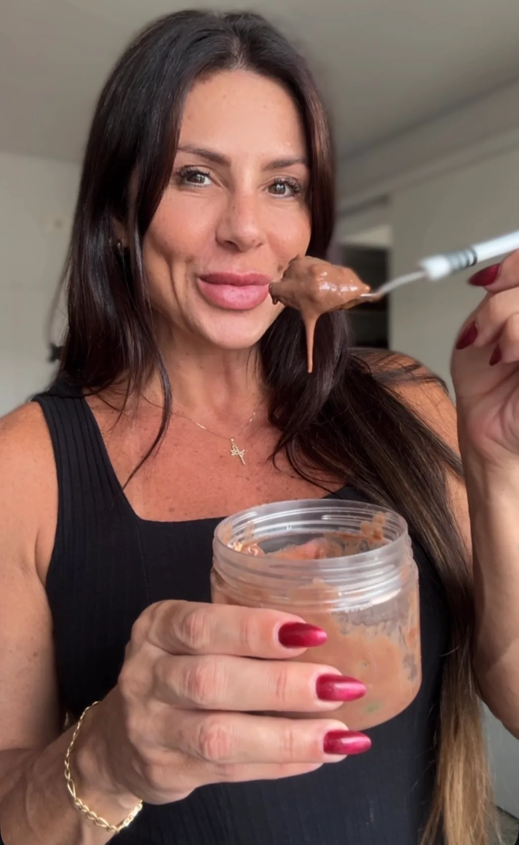 Dani Moraes com uma preparação de chocolate